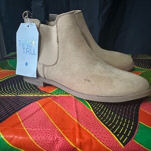 Women’s Time and Tru Tan Ankle Boots/Booties Size 6